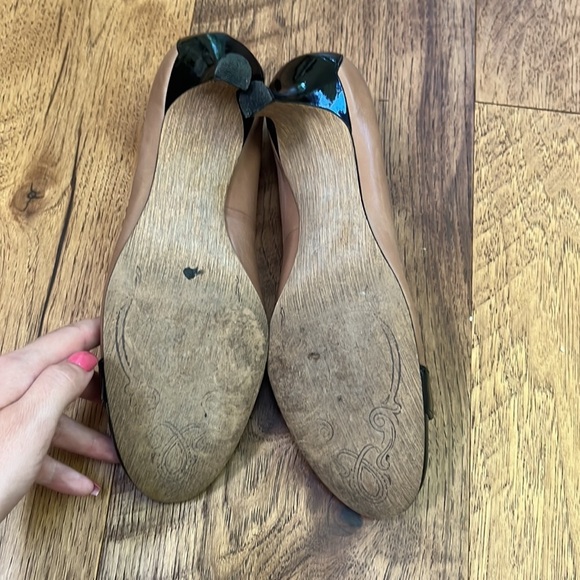 Tahari Woman’s Leather Upper Heels - Picture 5 of 7